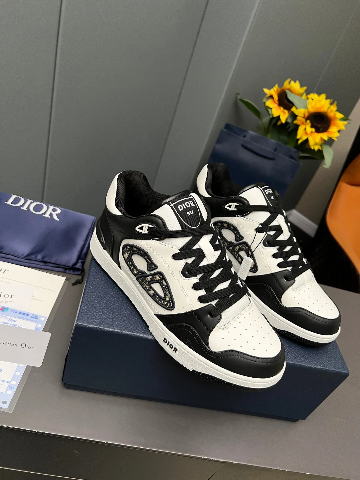 Men's Men's Shoes 💰600 Dior DiorB57 top version of low-top sneakers! ! ! Navy blue with beige smooth first-layer cowhide, fully oiled edges, T men's shoes 💰U outsole.  The 2024 autumn men's wear series has made a wonderful debut, a new classic item launched by Dior. Crafted from smooth first-grain cow leather in navy blue and beige, it's accented by a large leather heat-stamped CD logo on the sides. The distinctive laces of the same color match the color of the shoe body, and the opening and closing are decorated with various classic details on the tongue, sole and back side to enhance the style. The eyelet details, upper stitching and heel strip panels of the same color highlight the dynamic charm of its sports style. Exclusive two-color molded T men's shoes 💰U outsole is light, comfortable, non-slip and wear-resistant, the mesh lining and feet are customized with original colors, soft and breathable. Exquisite production technology highlights the grade, and can be matched with all kinds of clothing to create a refined look.
